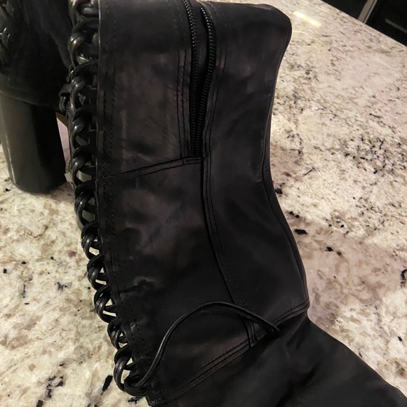 Black boots - Picture 2 of 6